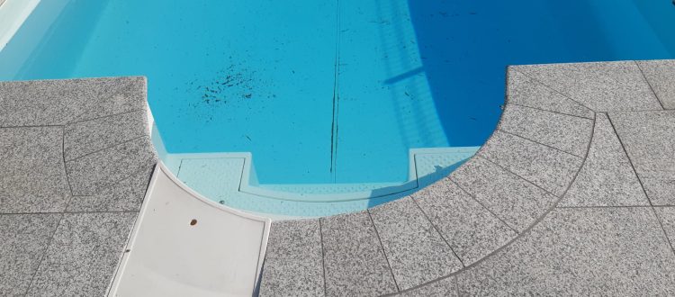 Plage de piscine en granit à Chamalières