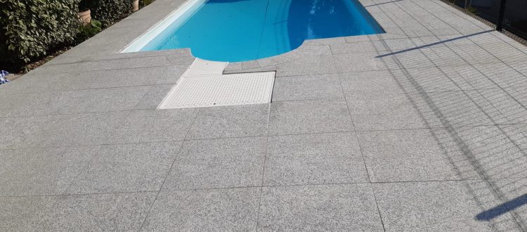 Plage de piscine en granit à Chamalières