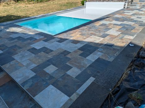 Pose de carrelage extérieur — Terrasse et tour de piscine à Tallende