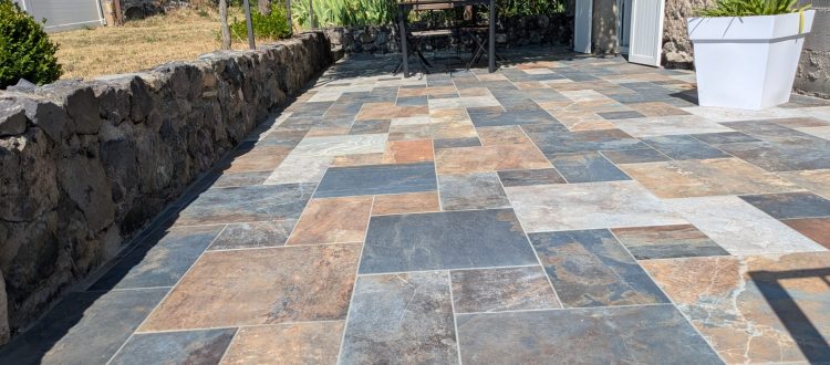 Pose de carrelage extérieur — Terrasse et tour de piscine à Tallende