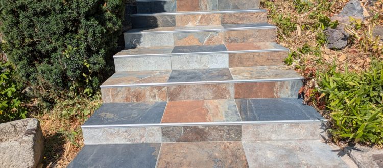 Pose de carrelage extérieur — Terrasse et tour de piscine à Tallende